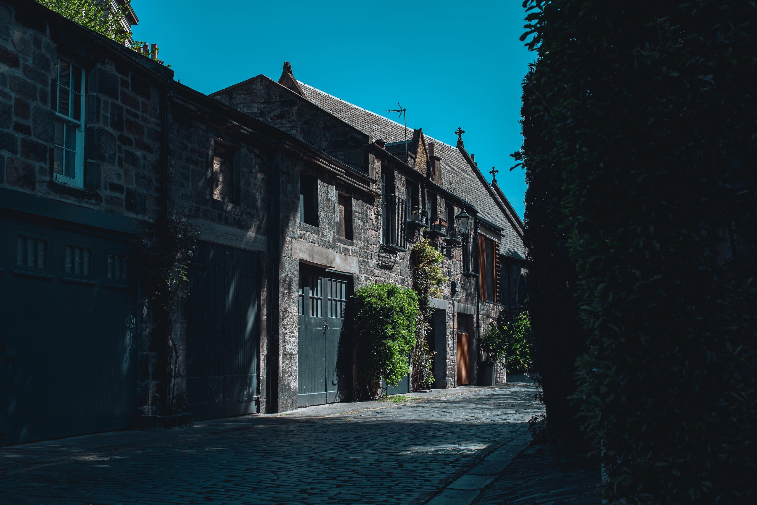Edinburgh urban scene, mews and cobbles